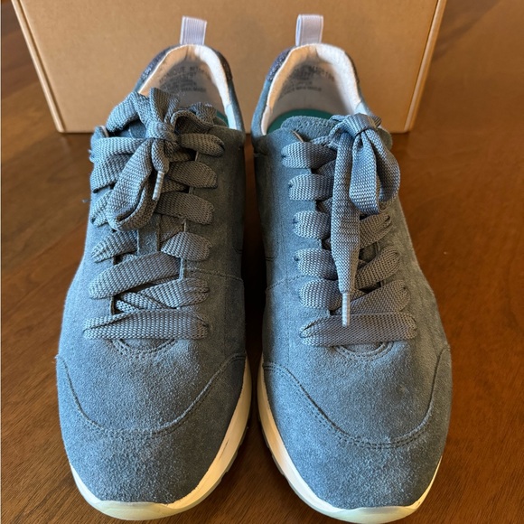 Munro Woman’s Blue Suede Lace Up Sneakers size 9W Flaw on Heel - Picture 3 of 10